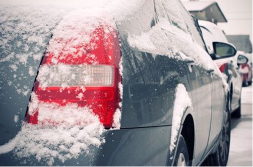 voiture enneigée vue de prés